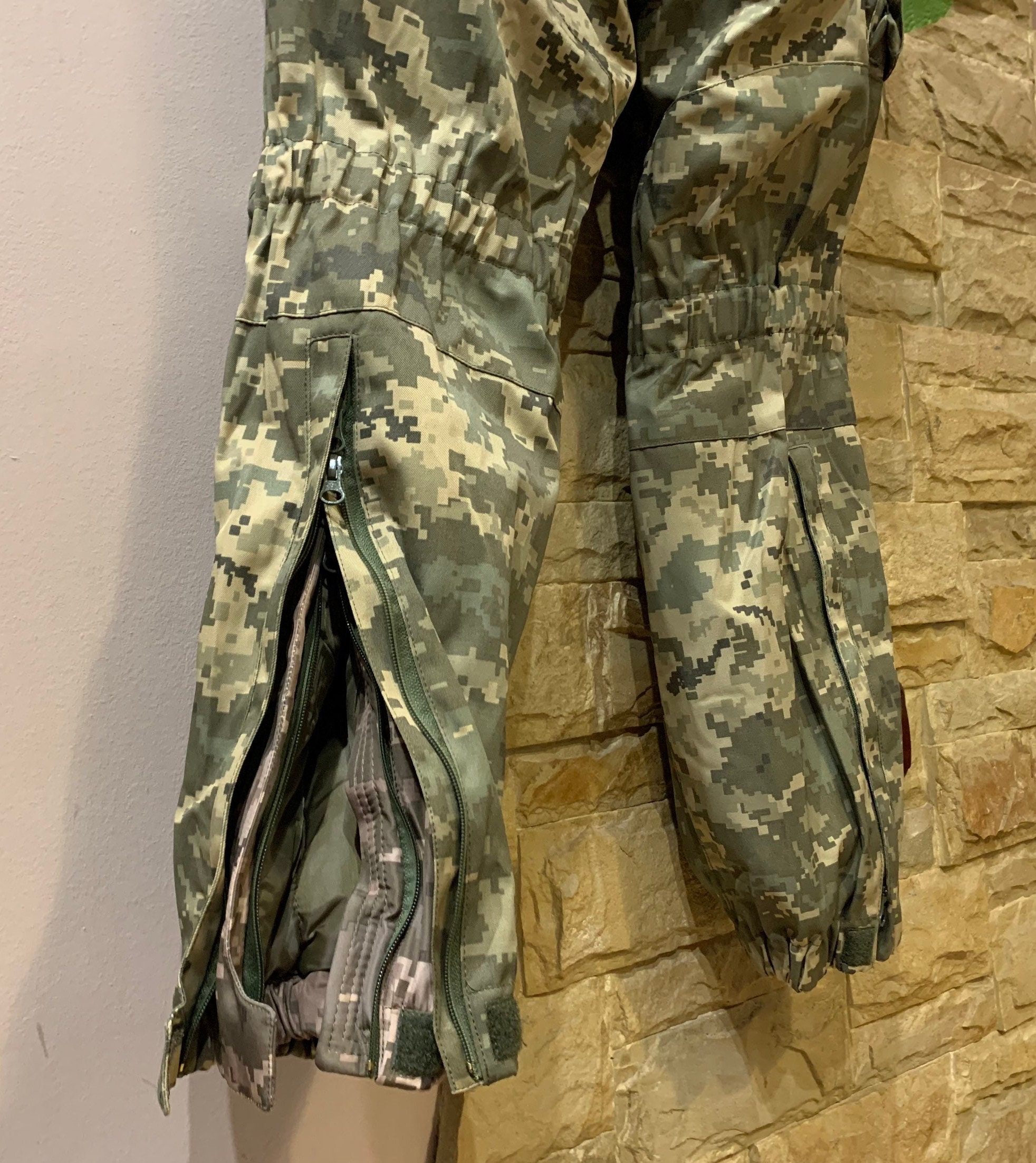 ウクライナ軍　作戦服+ズボン  冬服 ウクライナ軍の本物の冬用パンツ（裏地付き）、軍用戦闘ズボン 2