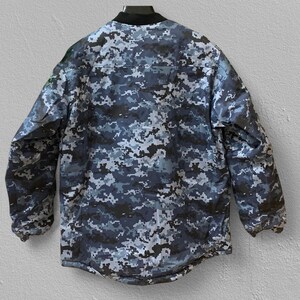 Back view of blue pixel jacket – comfortable fit – water-resistant Greta fabric – stylish outdoor clothing for cool weather
