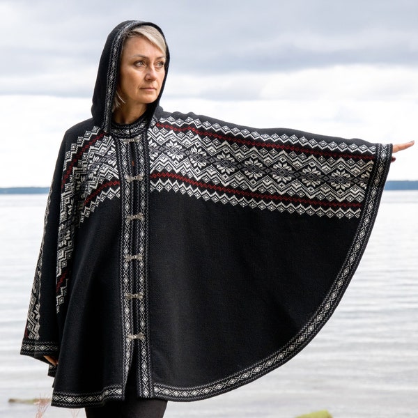 Poncho en laine noir avec motif Fair Isle rouge Cape nordique à capuche sur les fermoirs norvégiens pour femme Large cardigan islandais Woollana