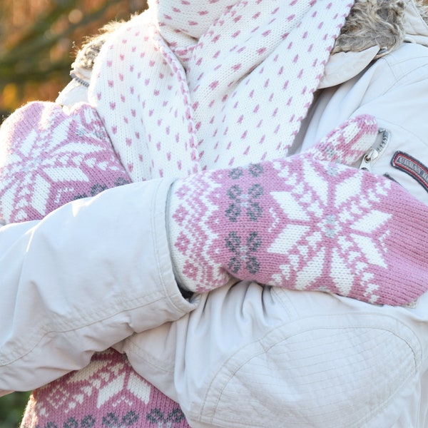 Pink fleece-lined Nordic woolen Mittens with Fair Isle pattern Knitted Mittens from the traditional Jacquard winter set for Women Selbu star