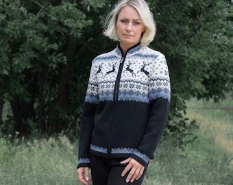 Wollstrickjacke mit dem Fair Isle-Muster Navy nordischer Pullover für Frauen mit Rentier Islandpullover am Reißverschluss Woollana