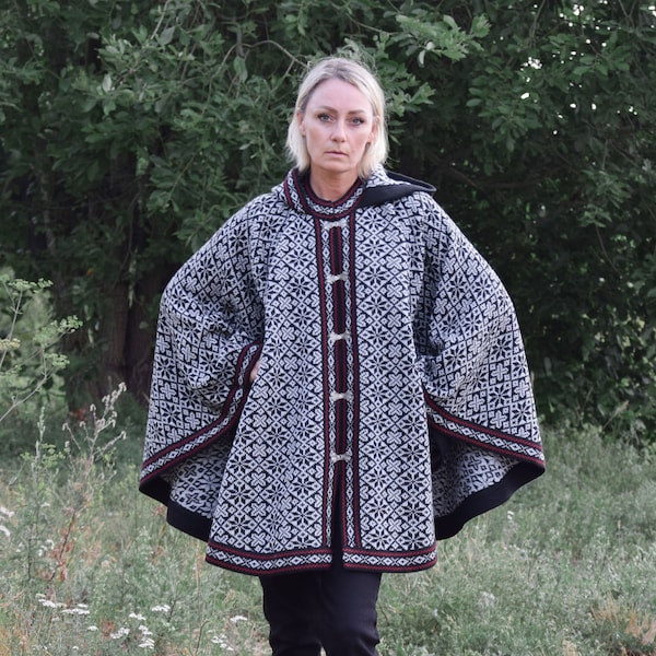 Poncho en laine avec un beau motif Fair Isle Cape islandaise nordique sur les fermoirs norvégiens pour femmes Cardigan large à capuche Woollana