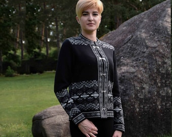 Kurze Strickjacke Schwarz für Frauen gestrickter skandinavischer Wollpullover mit Fair-Isle-Muster im nordischen isländischen Stil auf Froschverschlussspangen