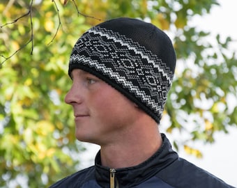 Schwarz & Navy Beanie für Männer und Frauen Gestrickte Nordische Wollmütze mit fairem Isle Muster Jacquard Beanie zum Skifahren Lässige Wintermütze Woollana