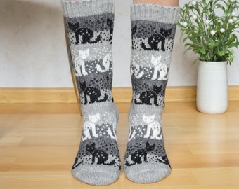 Chaussettes en laine d’alpaga gris foncé avec chats Chaussettes nordiques pour les froides journées d’hiver Chaudes Belles et mignonnes chaussettes Fair Isle Chaussettes à imprimé animal Woollana