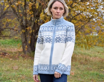 Suéter azul Fair Isle Cárdigan de cuello alto de lana escandinavo de punto con patrones de flores nórdicas islandesas para mujer en la cremallera Woollana
