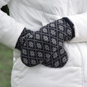 Navy fleece-lined Nordic woolen Mittens with Fair Isle pattern Knitted Mittens from the traditional Jacquard winter set for Men and Women image 3