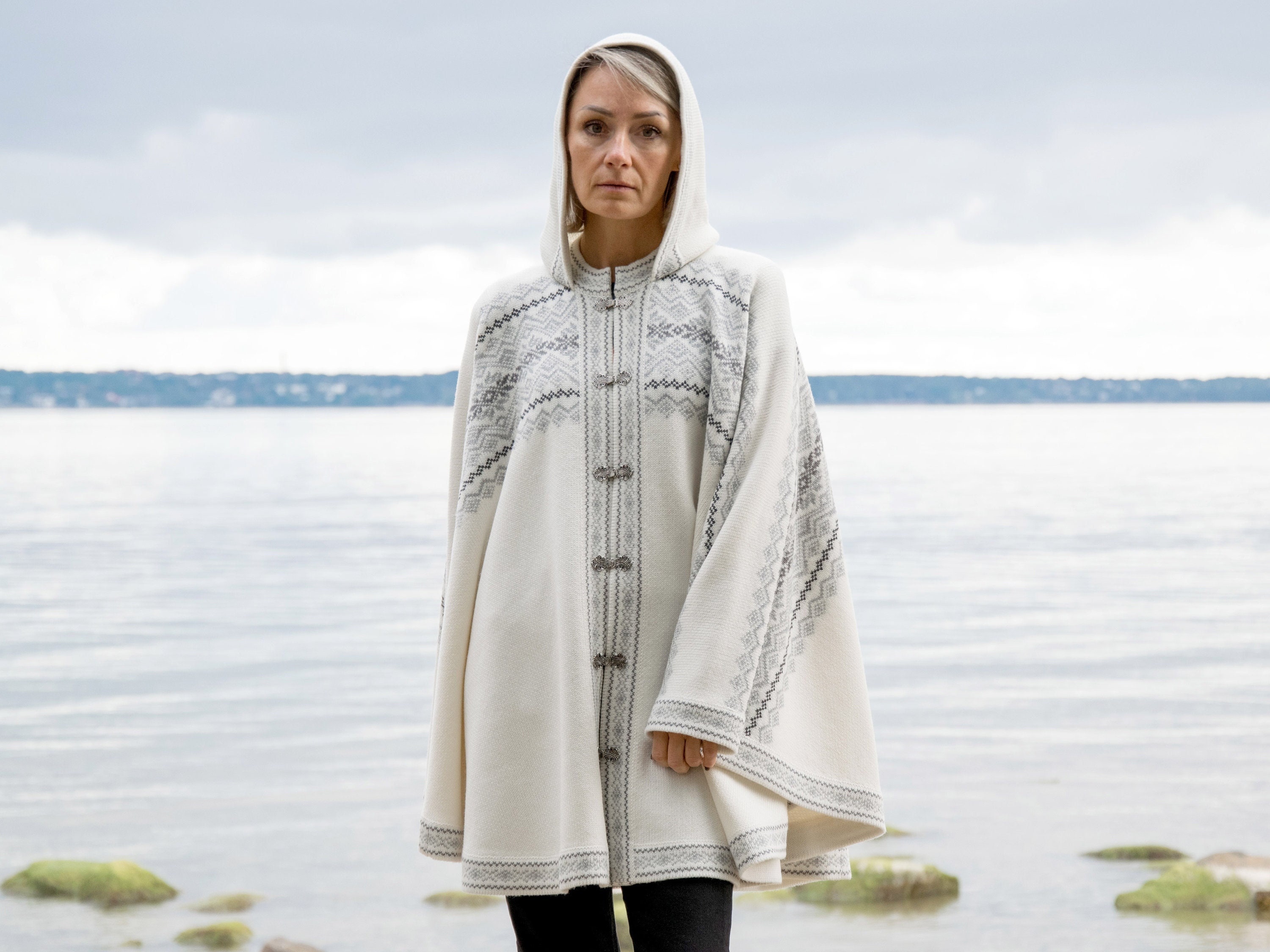 White Woolen poncho with Gray Fair Isle pattern Hooded Nordic Icelandic cape on the Norwegian clasps for Women Wide cardigan Woollana