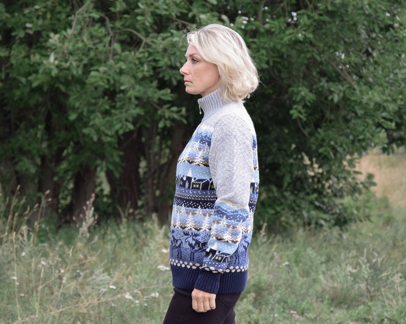 Wunderschöner Wollpullover mit Rentier Nordischer Skipullover mit High-Neck Blue Winter Jacquard Jumper mit hohem Hals am Reißverschluss Bild 6