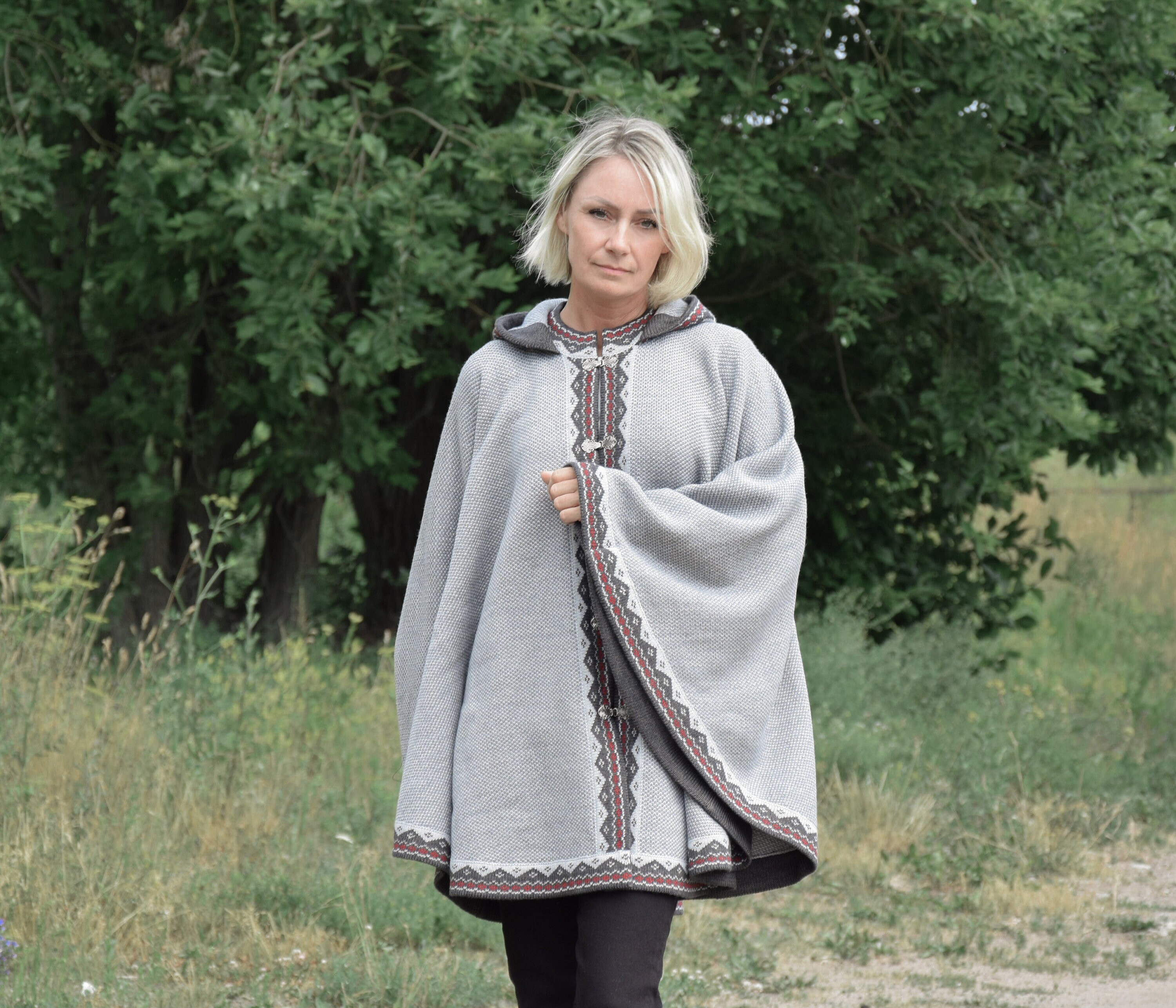 ライトグレーのウールポンチョ、赤いフェアアイル柄、寒い日にぴったり