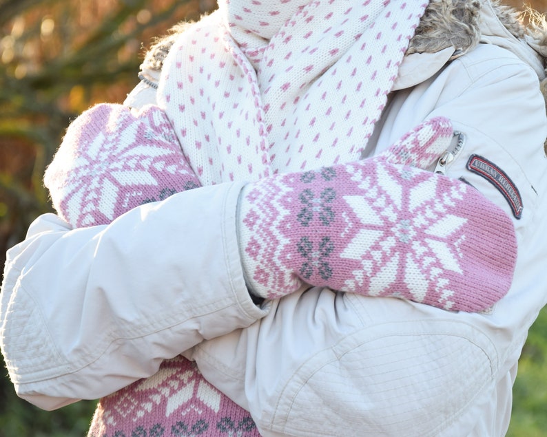 Pink fleece-lined Nordic woolen Mittens with Fair Isle pattern Knitted Mittens from the traditional Jacquard winter set for Women Selbu star image 1