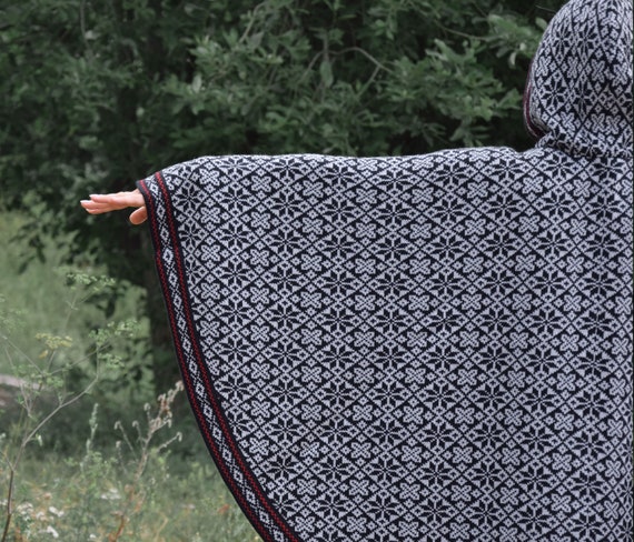 美しいフェアアイル柄のウールポンチョ、ノルウェー留め具の北欧アイス