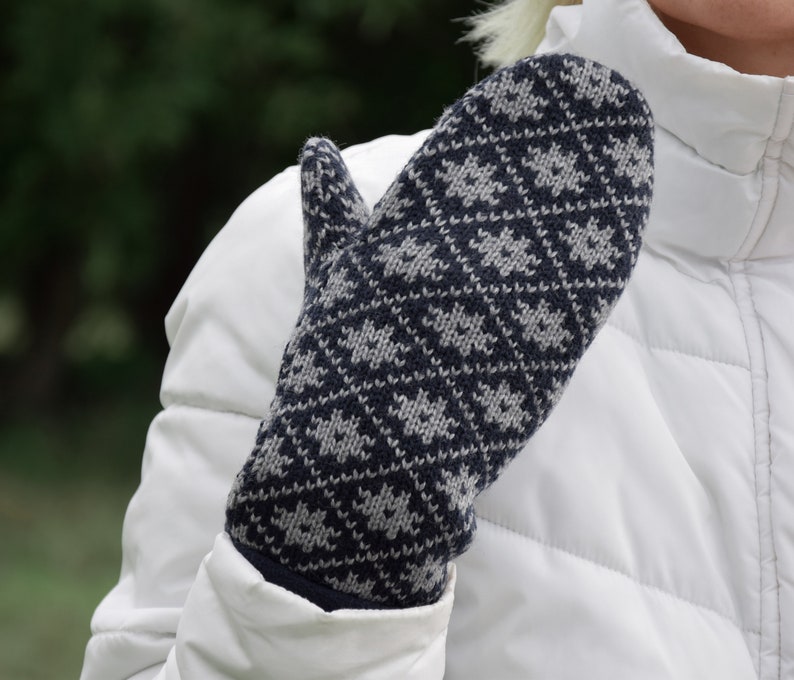 Navy fleece-lined Nordic woolen Mittens with Fair Isle pattern Knitted Mittens from the traditional Jacquard winter set for Men and Women image 4