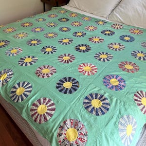 Vintage 1940s-1950s Dresden Plate Quilt Top - Hand Pieced Feedsack Fabric Patchwork, Mint Green Lattice Sashing, Mid-Century