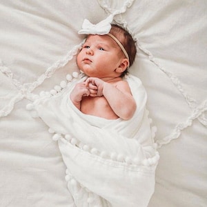Swaddle Pom Pom Blanket, Newborn Gift, Baby Shower Gift, Neutral Gift, Blanket Baby, Muslin Blanket