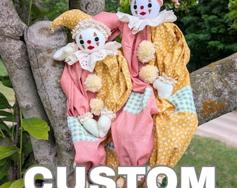Boneco Palhaço Personalizado | Boneco Artesanal de 56 cm | Boneco de Arte Popular Fantástica – Pelúcia Bobo da Corte Cottagecore – Decoração Assustadora