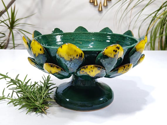 Artichoke leaf bowl, Sicilian ceramic, Caltagirone, entirely handmade.