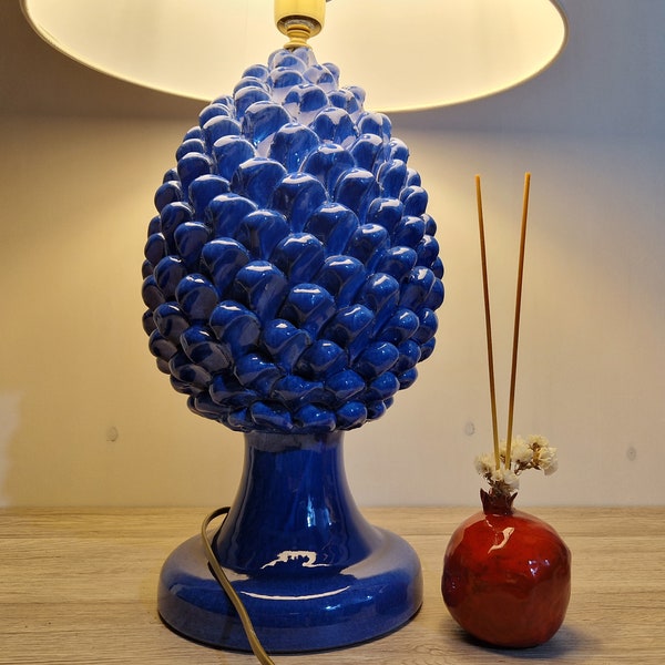 Große blaue Tannenzapfenlampe aus sizilianischer Kunsthandwerkskeramik, Einzelstücke, Einrichtungsgegenstände, Design, handgefertigt, Handwerkskunst, sizilianischer Tannenzapfen