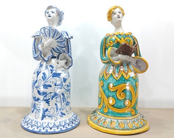 anciennes figurines en céramique artisanales siciliennes Caltagirone, candélabre, bougeoir, lampe, lampe à huile en céramique
