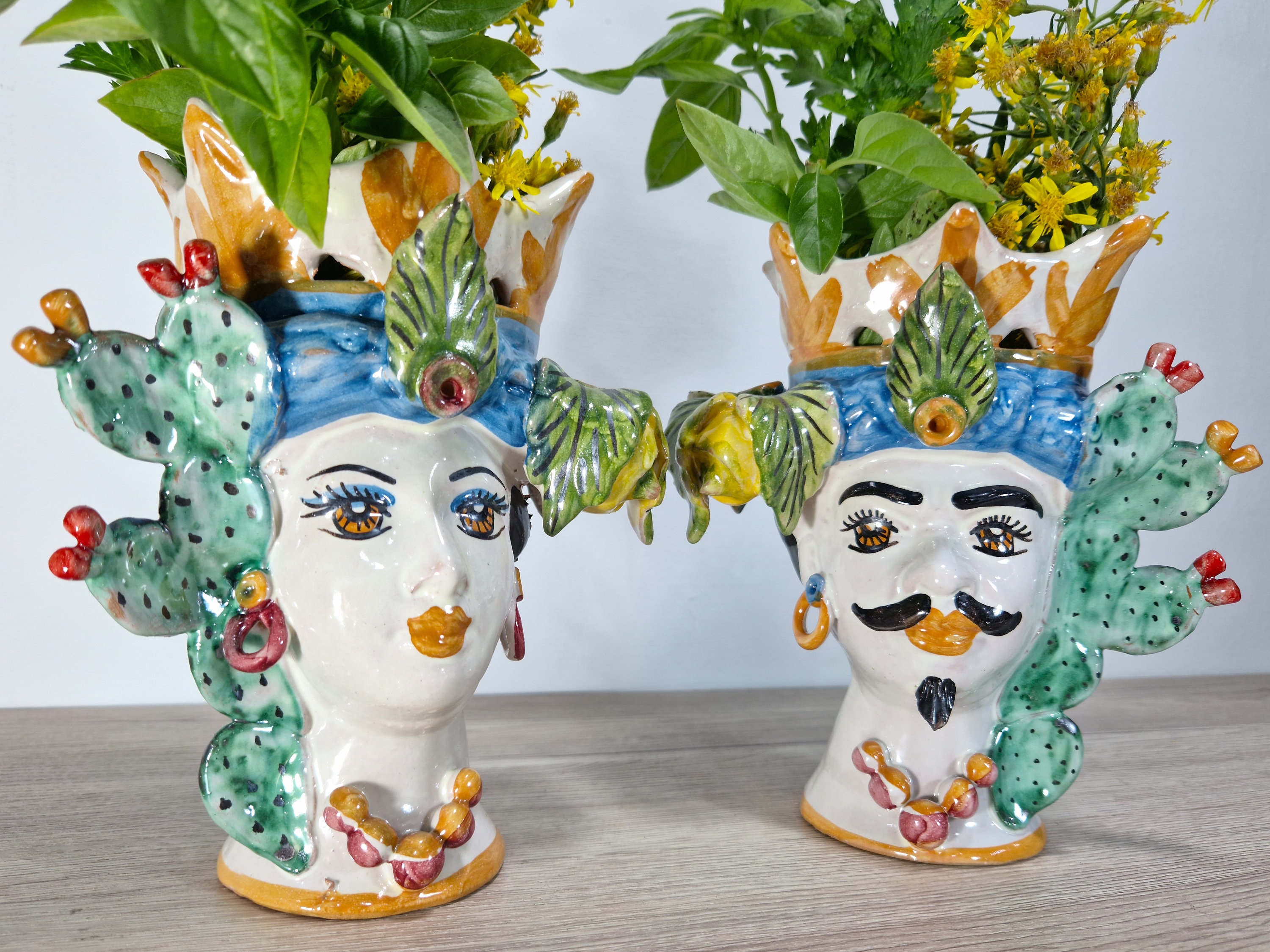 VASI TESTE DI MORO SICILIANI H.38 CERAMICA DI CALTAGIRONE DOPPIA  APPLICAZIONE DI FRUTTA COLORE BLU GIALLO ORNATO DELLA TRADIZIONE ARTISTICA  – Il Moro di Sicilia