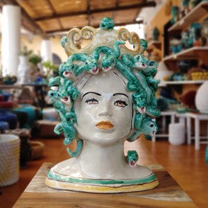 Cabeza de Medusa La gran Gorgona, jarrones, cerámica siciliana, cabeza de Medusa, cabezas sicilianas originales