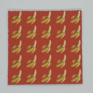 Hoja de arte psicodélico con 100 tabletas de ácido secante de plátano