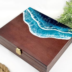 Große Personalisiertes Teebox Holz - Kiefernholz 29 x 25 x 7,5 cm avec Ozean Epoxidharz Teekiste avec 12 Fächer et Deckel | Organisateur de tee-shirts