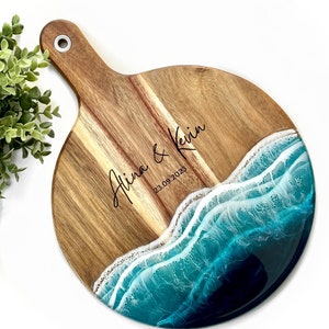 Personalisiertes Servierbrett Türkis Ozean auf Akazienholz und Resin / Charcuterie Board - 40x30 cm | Hochzeitgeschenke | Geschenk für sie