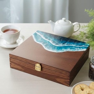 Große Personalisiertes Teebox Holz - Kiefernholz 29 x 25 x 7.5 cm with Ozean Epoxidharz Teekiste with 12 Fächer and Deckel | Tee-Organizer