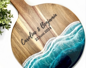 Personalisiertes Servierbrett Türkis Ozean auf Akazienholz und Resin / Charcuterie Board - 40x30 cm | Hochzeitgeschenke | Geschenk für sie