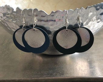 Svarta, marinblå och silverfärgade glitterörhängen