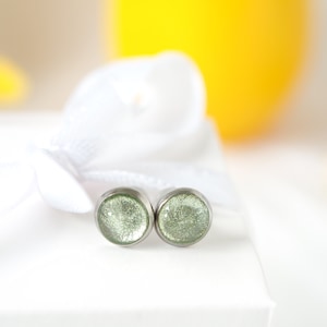 Grüne Ohrstecker aus Edelstahl, wasserfeste 8mm große Ohrstecker, kleine Ohrstecker als Geschenk, verschiedene Farben, grün und Silber Bild 7