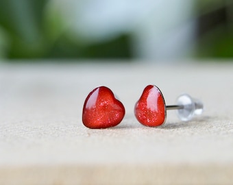 Rote Herz Ohrstecker, Herzohrstecker, kleine Ohrringe Herzform in Silber Rot, 7mm Ohrstecker aus Edelstahl, Ohrstecker zum Valentinstag