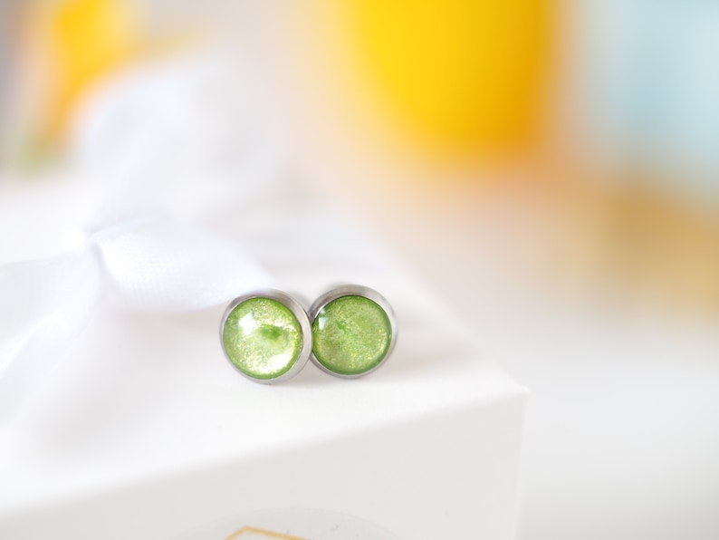 Green stainless steel stud earrings, waterproof 8mm stud earrings, small stud earrings as a gift, various colors, green and silver Hellgrün