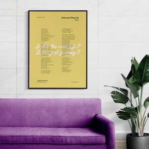 Puede incluir: Un p&oacute;ster amarillo con texto negro, que presenta la letra de la canci&oacute;n "Bohemian Rhapsody" de Queen. La letra incluye las l&iacute;neas "Is this the real life? Is this just fantasy?"