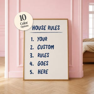 Puede incluir: Un cuadro rectangular con marco, fondo crema y texto azul oscuro que dice HOUSE RULES seguido de una lista numerada: 1. YOUR, 2. CUSTOM, 3. RULES, 4. GOES, 5. HERE. Una insignia circular en la esquina superior izquierda indica 10 Color Options.