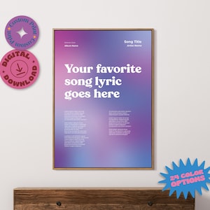 Könnte beinhalten: Ein digitaler Download-Poster mit einem verschwommenen lila und blauen Hintergrund. Der Text "Your favorite song lyric goes here" ist in fettem Weiß. Das Poster ist in einem hellen Holzrahmen gerahmt. Der Text "Song Title" und "Artist Name" befindet sich oben auf dem Poster. Der Text "Album Name" befindet sich unter dem Titel. An der Wand befinden sich drei Aufkleber: einer mit dem Text "Custom Print", einer mit dem Text "Digital Download" und einer mit dem Text "24 Color Options".
