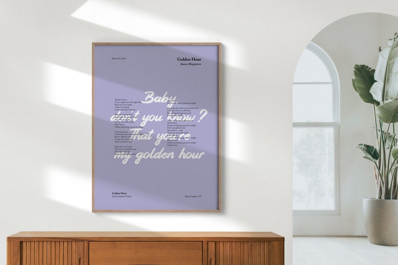 Puede incluir: Un p&oacute;ster morado con texto blanco que dice "Golden Hour" de Kacey Musgraves. La letra de la canci&oacute;n "Golden Hour" est&aacute; impresa en el p&oacute;ster. La letra incluye la frase "Baby, don't you know? That you're my golden hour."