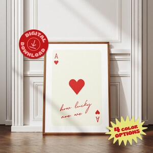 Arte murale trendy con asso di cuori, stampa "Quanto siamo fortunati", poster estetico retrò alla moda, carte da gioco con più colori, arte stampabile preppy