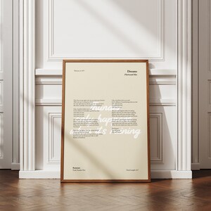 Puede incluir: Una impresi&oacute;n enmarcada de la letra de la canci&oacute;n "Dreams" de Fleetwood Mac. La letra est&aacute; impresa en texto negro sobre un fondo crema. El t&iacute;tulo de la canci&oacute;n y el artista est&aacute;n impresos en la parte superior de la p&aacute;gina. La letra est&aacute; impresa en una fuente serif. La impresi&oacute;n est&aacute; enmarcada en un marco de madera marr&oacute;n.