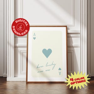 Arte murale trendy con asso di cuori, stampa "Quanto siamo fortunati", poster estetico retrò alla moda, carta da gioco con asso blu, arte stampabile preppy, poster y2k