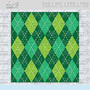 Può includere: Un motivo senza cuciture con un design argyle verde e giallo. Il motivo è composto da rombi con un contorno cucito bianco. Lo sfondo è di colore verde scuro.