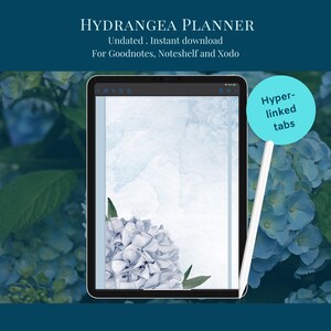Può includere: Un planner digitale con un'illustrazione di ortensia blu sulla copertina. Il planner è progettato per l'uso con le app Goodnotes, Noteshelf e Xodo. Il testo "HYDRANGEA PLANNER" è nella parte superiore dell'immagine. Il testo "Undated. Instant download" è sotto il titolo. Il testo "For Goodnotes, Noteshelf and Xodo" è sotto le informazioni di download. Il testo "Hyper-linked tabs" è in un cerchio blu nell'angolo in alto a destra dell'immagine.