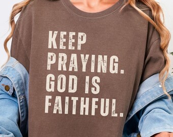 Camisetas religiosas Comfort Colors Camiseta minimalista cristiana Sigue orando Camisetas de iglesia basadas en la fe Camisetas de moda Amante de Jesús
