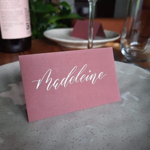 Lilac Rose Tented Place Cards / Caligrafía moderna / Escrito a mano / Eventos / Bodas