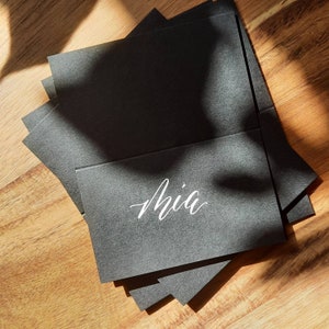Tarjetas de lugar en tiendas de campaña negras / Caligrafía moderna / Manuscrita / Eventos / Bodas