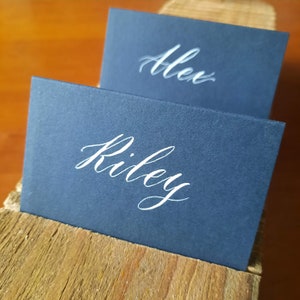 Tarjetas de mesa azul marino, Caligrafía moderna, Escrito a mano, Eventos, Bodas