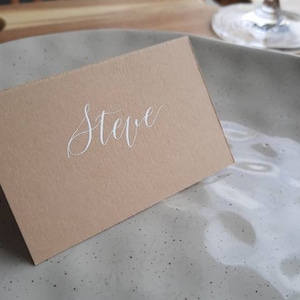Kraft Tented Place Cards / Caligrafía moderna / Escrito a mano / Bodas / Eventos