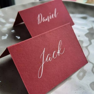 Tarjetas de lugar con carpa roja / Caligrafía moderna / Escritas a mano / Bodas / Eventos