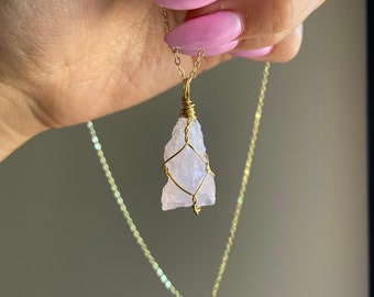 Collier en cristal brut de quartz rose / Harmonise les relations / Émet l'amour universel / Guérison intérieure et amour de soi / Infusion de Reiki